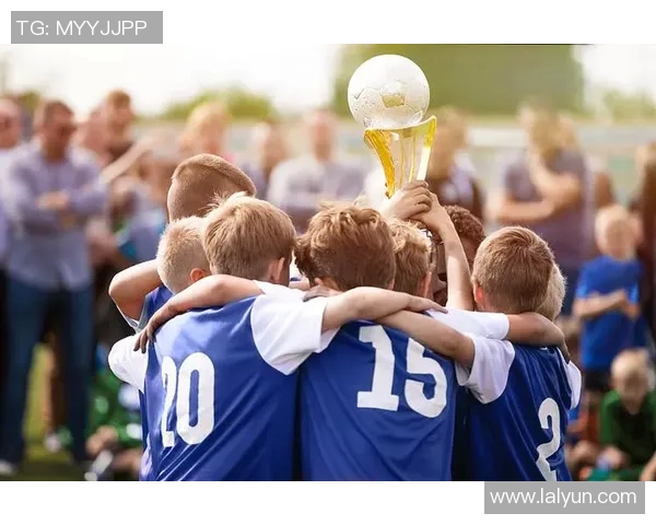 踢足球需要多少人参与才能形成一场完整的比赛和团队合作